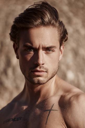 Model Simon F.