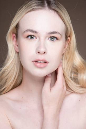 Model Nicole Carolin S.